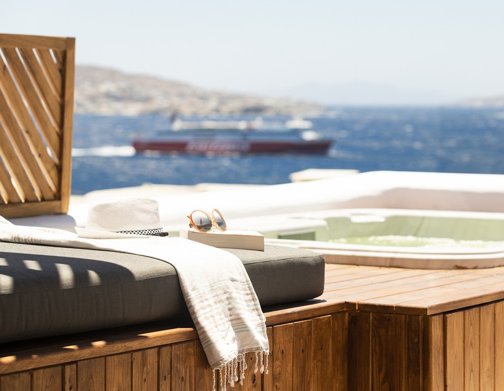 PREMIUM ΣΟΥΙΤΑ ΜΕ ΘΕΑ ΣΤΗ ΘΑΛΑΣΣΑ ΚΑΙ ΥΔΡΟΜΑΣΑΖ