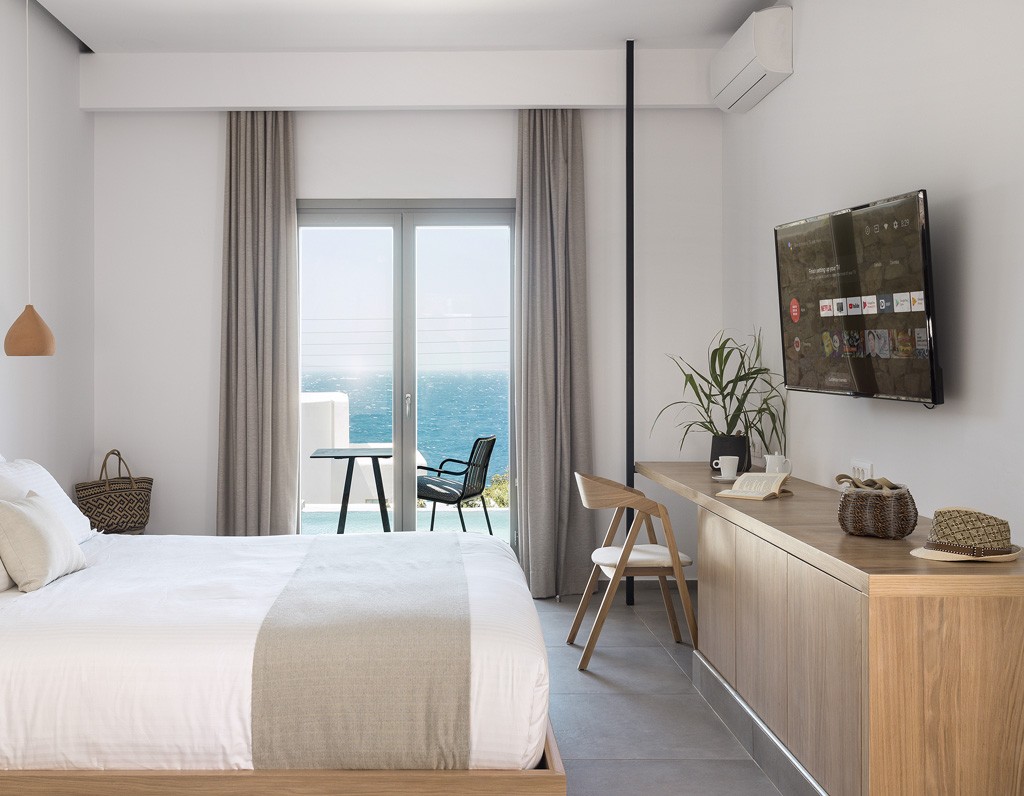 EXECUTIVE SUITE WITH SEA VIEW AND HEATED POOL